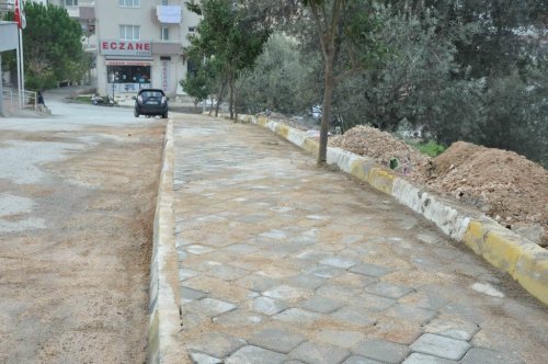 Kuşadası’nda Yol ve Kaldırım Çalışmaları Devam Ediyor