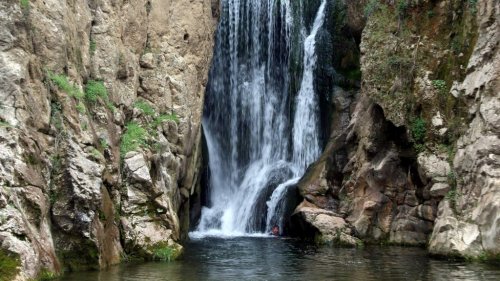Mart Ayında Buz Gibi Şelalede Yüzdü