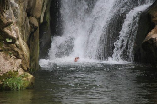 Mart Ayında Buz Gibi Şelalede Yüzdü