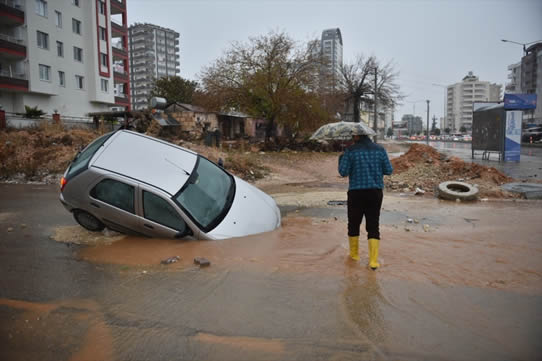 mersin_sel_altinda_1483001306_4586.jpg