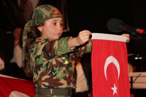 Minik Bengü, salonu ağlattı