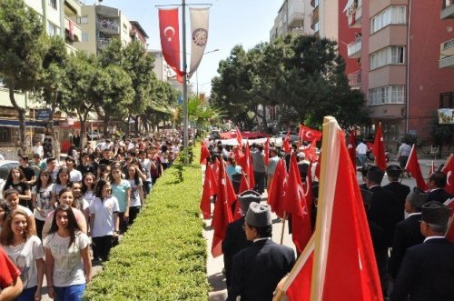 Nazilli Belediyesi Gençlik Yürüyüşünde 1919 Adet Bayrak Dağıttı