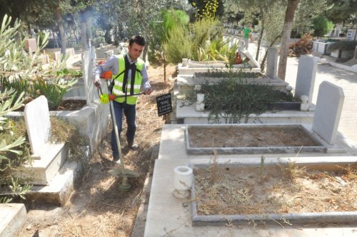 Nazilli Belediyesi Mezarlıkları Bayrama Hazırladı