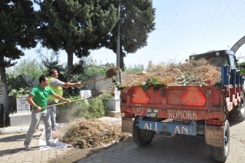 Nazilli Belediyesi Mezarlıkları Bayrama Hazırladı