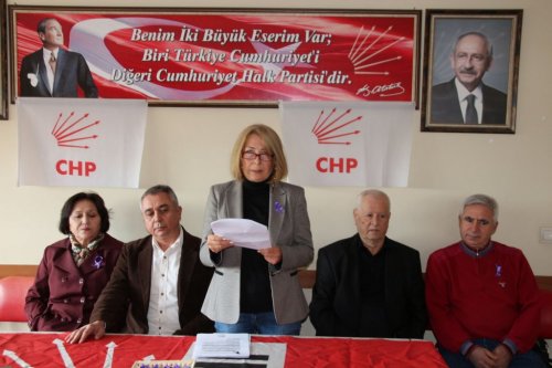 Nazilli'de CHP'li Kadınlar Mor Kurdele Dağıttı