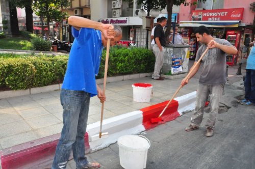 Nazilli'de kaldırım taşlarının boyaları yenileniyor