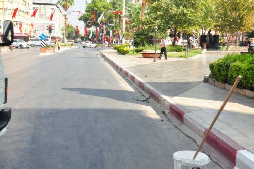 Nazilli'de kaldırım taşlarının boyaları yenileniyor