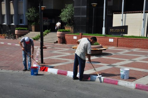 Nazilli'de kaldırım taşlarının boyaları yenileniyor