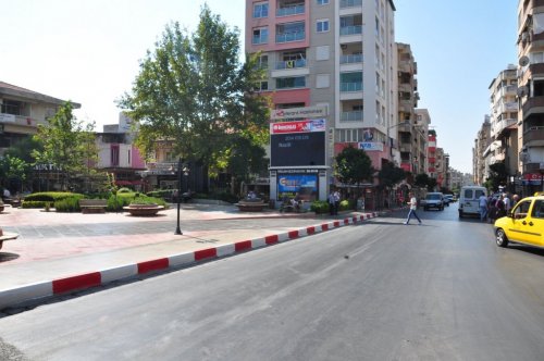 Nazilli'de kaldırım taşlarının boyaları yenileniyor