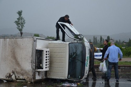 Nazilli’de Yağan Şiddetli Yağmur Kazayı Da Beraberinde Getirdi; 1 Ağır Yaralı