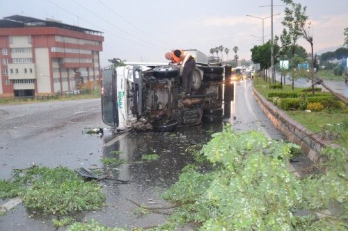 Nazilli’de Yağan Şiddetli Yağmur Kazayı Da Beraberinde Getirdi; 1 Ağır Yaralı