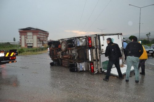 Nazilli’de Yağan Şiddetli Yağmur Kazayı Da Beraberinde Getirdi; 1 Ağır Yaralı