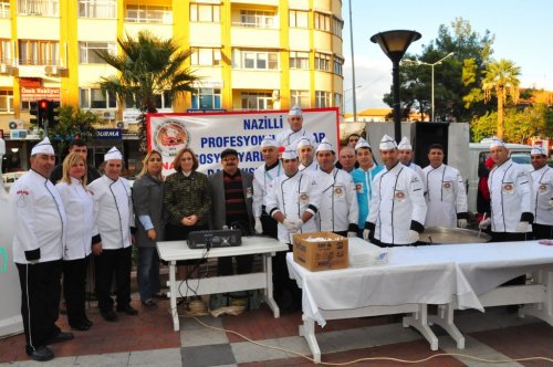 Nazillili Aşçılar 5 Bin Kişiye Aşure Dağıttı