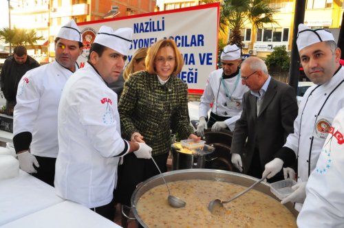 Nazillili Aşçılar 5 Bin Kişiye Aşure Dağıttı