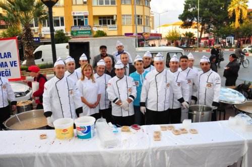 Nazillili Aşçılar 5 Bin Kişiye Aşure Dağıttı