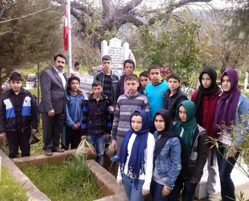 Öğrenciler şehit mezarlarını ziyaret etti