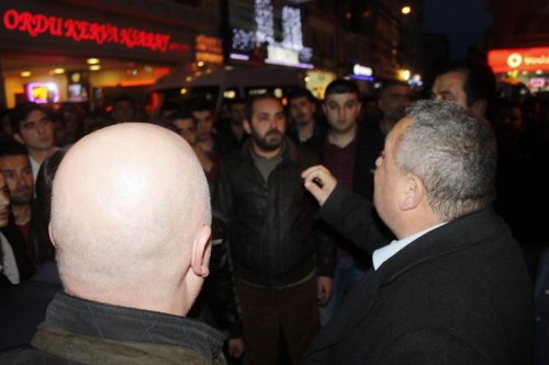Ordu’da Ülkücüler, HDP Bayrağını Kesip Türk Bayrağı Astı