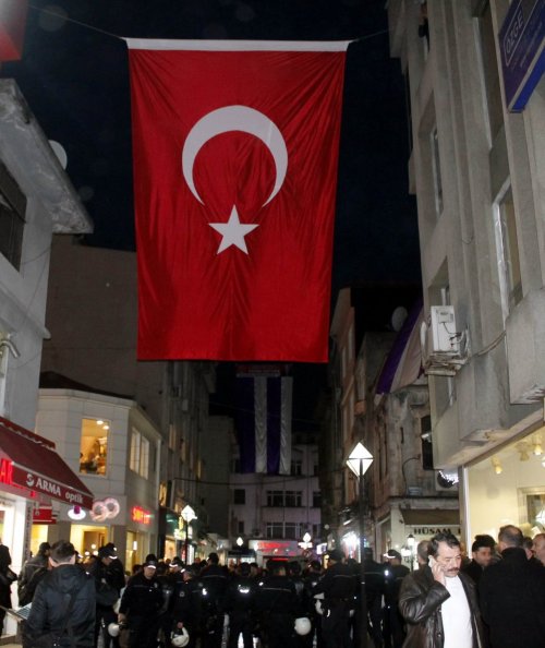 Ordu’da Ülkücüler, HDP Bayrağını Kesip Türk Bayrağı Astı