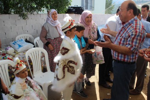 Özakcan, Hafta Sonunu Mahalle Ziyaretleriyle Geçirdi