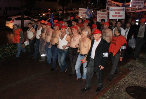 Sağanak Yağmur Altında Yarı Çıplak Eylem