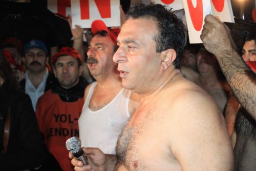 Sağanak Yağmur Altında Yarı Çıplak Eylem