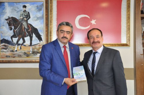Şair Kadir Koca, Belediye Başkanı Haluk Alıcık’ı Ziyaret Etti