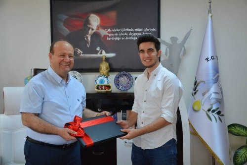 Şampiyondan Başkan Özakcan’a Ziyaret