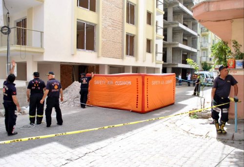 Sevdiği Kız Kendisinden Şikayetçi Olunca İntihar Etmek İstedi