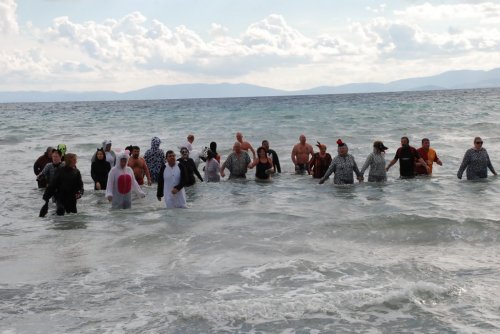 Sokak hayvanları için aralık ayında denize girdiler