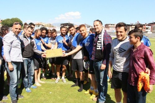 Taraftardan Nazillili Futbolculara Baklava Dopingi