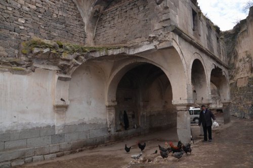 Tarihi Kilise Hayvan Barınağı Oldu