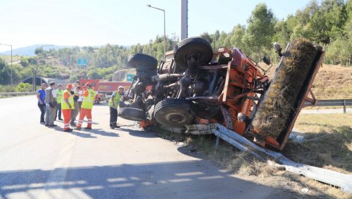 Tır, Karayolları İşaretleme Aracına Çarptı: 1’i Ağır, 4 Yaralı