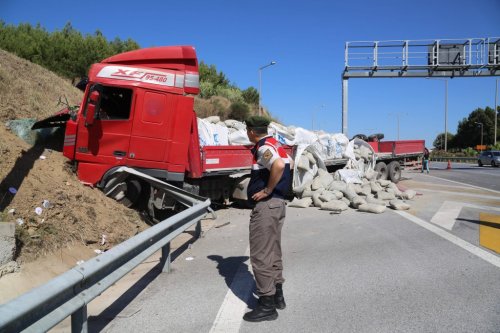 Tır, Karayolları İşaretleme Aracına Çarptı: 1’i Ağır, 4 Yaralı