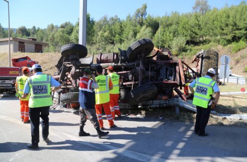 Tır, Karayolları İşaretleme Aracına Çarptı: 1’i Ağır, 4 Yaralı