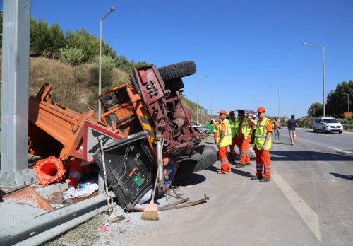 Tır, Karayolları İşaretleme Aracına Çarptı: 1’i Ağır, 4 Yaralı