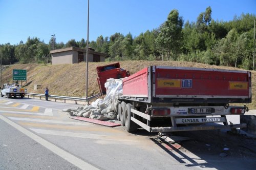 Tır, Karayolları İşaretleme Aracına Çarptı: 1’i Ağır, 4 Yaralı