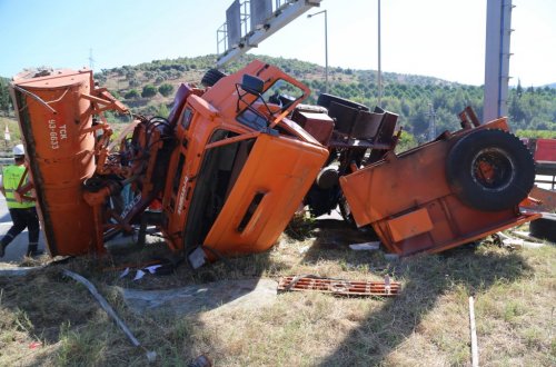 Tır, Karayolları İşaretleme Aracına Çarptı: 1’i Ağır, 4 Yaralı