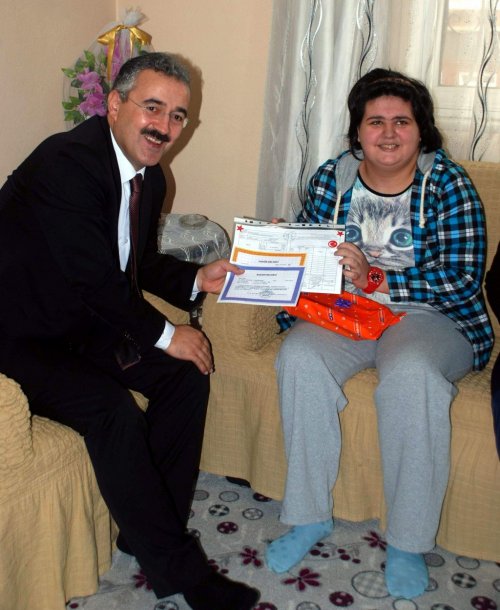 Vali Hasta Öğrencilerin Karnesini Evlerine Götürdü