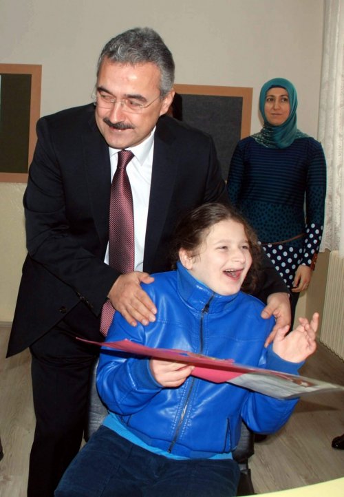 Vali Hasta Öğrencilerin Karnesini Evlerine Götürdü