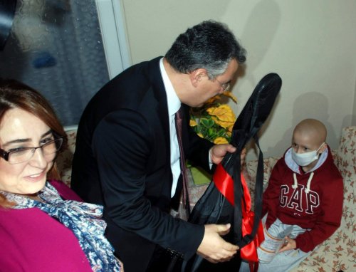 Vali Hasta Öğrencilerin Karnesini Evlerine Götürdü