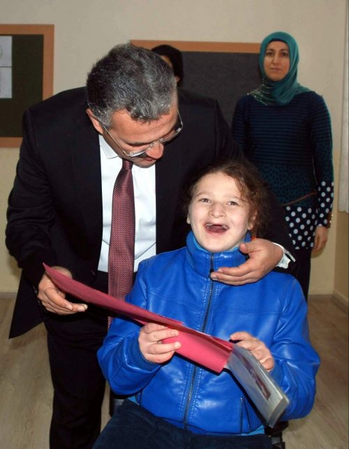 Vali Hasta Öğrencilerin Karnesini Evlerine Götürdü