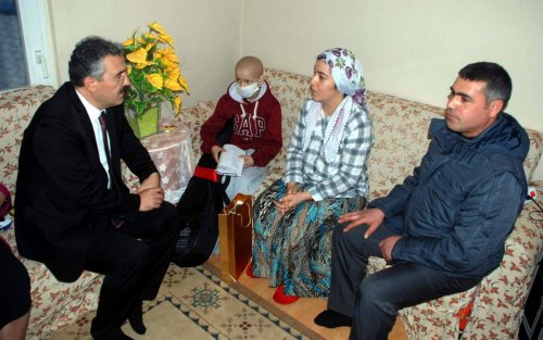 Vali Hasta Öğrencilerin Karnesini Evlerine Götürdü