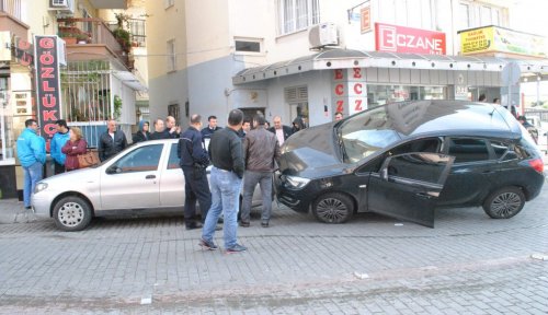 Virajı Alamayan Bayan Sürücü Park Halindeki Araçların Üzerine Çıktı
