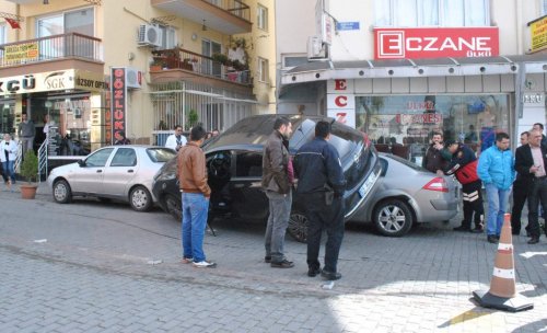 Virajı Alamayan Bayan Sürücü Park Halindeki Araçların Üzerine Çıktı