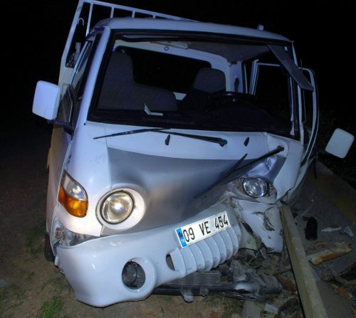 Virajı Alamayan Sürücü Asma Kanala Çarptı