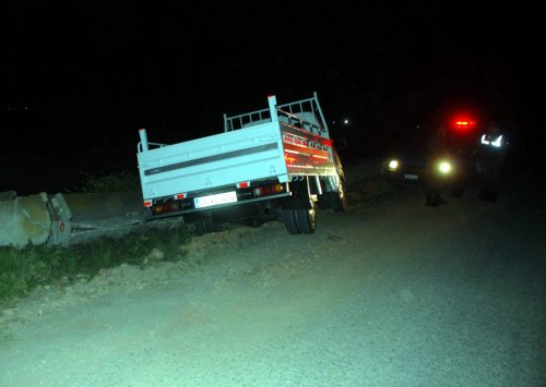 Virajı Alamayan Sürücü Asma Kanala Çarptı