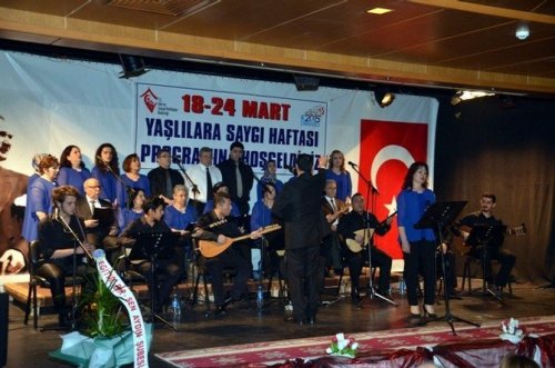 Yaşlılar korosu yaşıtlarını eğlendirdi
