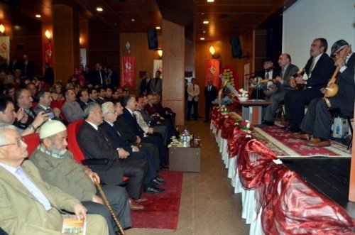 Yaşlılar korosu yaşıtlarını eğlendirdi