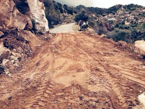 Yolu kapatan kaya belediye ekipleri tarafından kaldırıldı