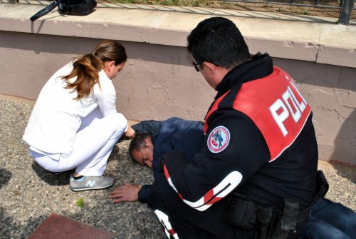 Yolun Ortasında Uyuyan Şahsı Ne Polis Ne De 112 Uyandıramadı